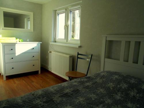 イェレニャ・グラにあるApartament u Sikorekのベッドルーム1室(ベッド1台、ドレッサー、窓付)