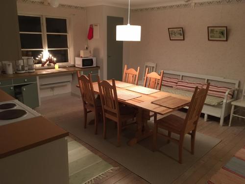 Kuchyň nebo kuchyňský kout v ubytování Tättas stuga på Malingsbo Herrgård