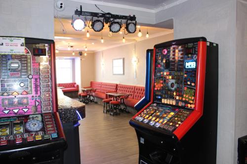 2 máquinas de jogos de vídeo estão ao lado de um restaurante em Calypso hotel Blackpool em Blackpool