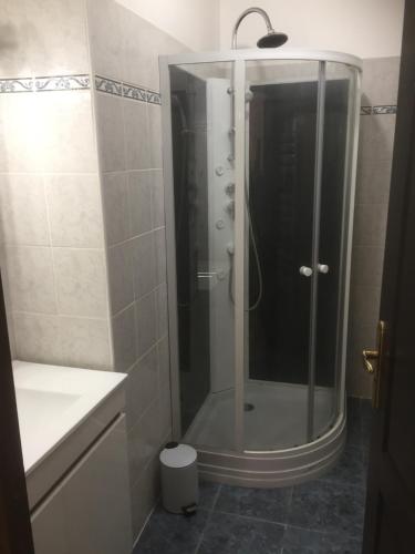 eine Dusche mit Glastür im Bad in der Unterkunft Maison 5 pièces dans hameau pittoresque très calme in Payrac