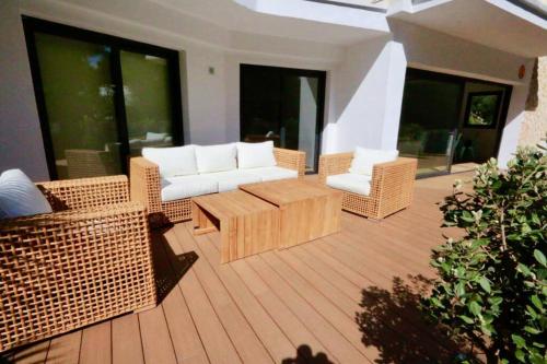Ruang duduk di Beautiful designer home in Illetas