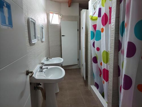 baño con lavabo y 2 aseos en 206 Double room, en Cuevas del Almanzora