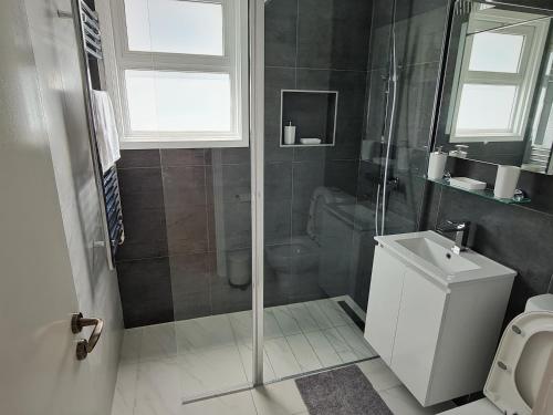 Ένα μπάνιο στο EasyStay Two Bedroom Apartment