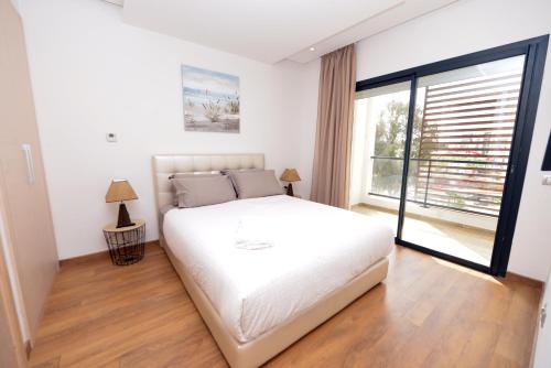 Rúm í herbergi á Privat Apartments Prestigia Hay Riad