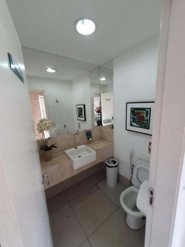 A bathroom at BEACH VILLAGE PRAIA DO FUTURO 904NORTE