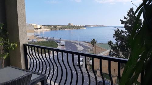 ビルゼブジャにあるSerena Flats, Serena Flat No 3, Triq Il-Fossilli Birzebbugiaの水の景色を望むバルコニー