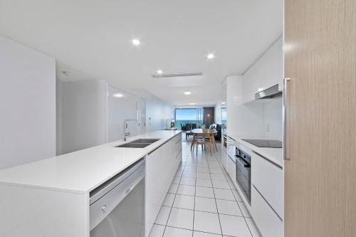 Echelon Apartments Yeppoonにあるキッチンまたは簡易キッチン