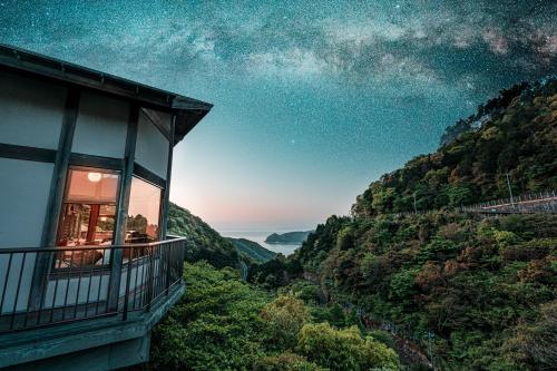 a building with a balcony overlooking a valley at プライベートリゾート 月灯 in Atami