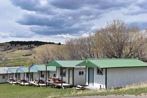 una fila de edificios modulares con techos verdes en Eagles Landing Campground, en Sturgis