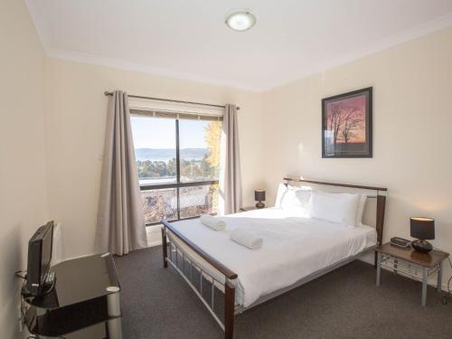 Postel nebo postele na pokoji v ubytování Alaska 1 8 Poley Cow Lane