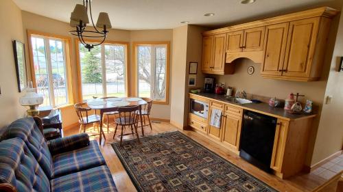 een woonkamer met een bank en een keuken met een tafel bij The Poplar Inn in Banff