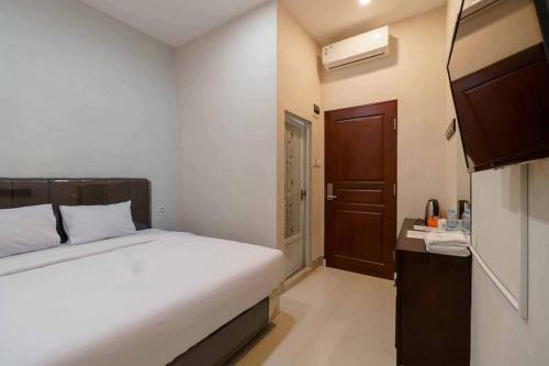 En eller flere senger på et rom på Seindo Hotel Mitra RedDoorz