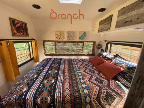 1 dormitorio con 1 cama en una cabaña en Oranch House, Studio & Wilderness, en Kanab