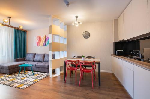 uma cozinha e sala de estar com mesa e cadeiras em Bach Apartments em Sibiu