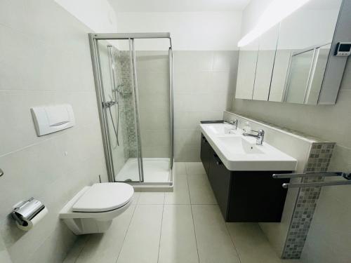 MuraltoにあるResidenza Montana Lago App 8383のバスルーム(シャワー、トイレ、シンク付)