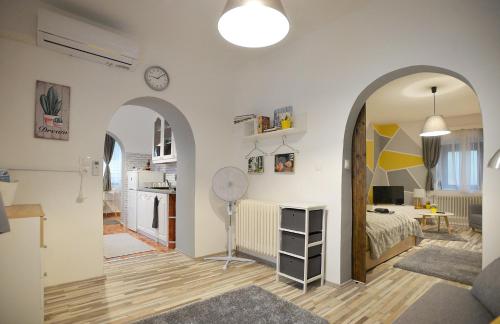 een kamer met bogen en een slaapkamer met een bed bij Castle Garden Apartman in Eger