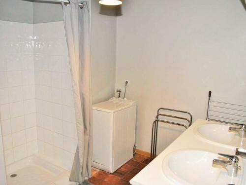 ein weißes Bad mit einer Dusche und einem Waschbecken in der Unterkunft Gîte Betz-le-Château, 4 pièces, 7 personnes - FR-1-381-365 in Betz-le-Château