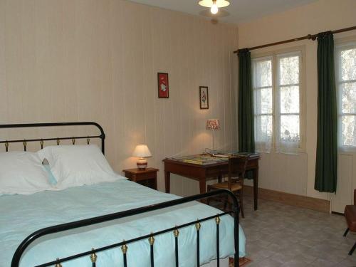 - une chambre avec un lit, un bureau et des fenêtres dans l'établissement Gîte Boussay , 2 pièces, 2 personnes - FR-1-381-13, à Boussay