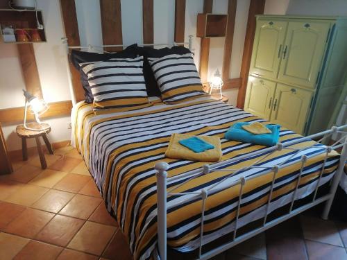 sypialnia z dużym łóżkiem z dwoma ręcznikami w obiekcie MAISON PRATS w mieście Audon