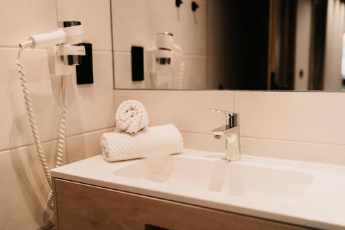 a bathroom with a sink and a mirror at Hoamat House I Boutique Apartments in Sankt Margarethen im Lungau