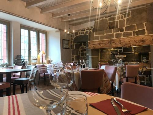 Hôtel Restaurant du Plomb du Cantal tesisinde bir restoran veya yemek mekanı