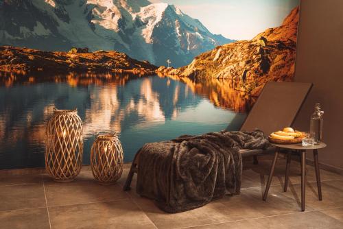 Mountainview Apartments في وستندورف: غرفة نوم فيها لوحة على البحيرة والجبال