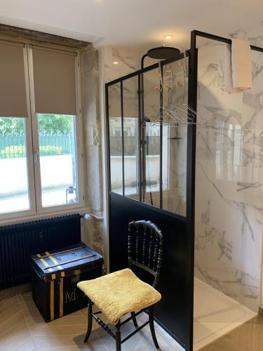 une chambre avec un panier de basket et une chaise dans l'établissement Chez Marie - Centre - Parking privé - Hospices, à Beaune