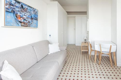 - un salon avec un canapé et une table dans l'établissement Seaside Studio by iCasamia, à Nice