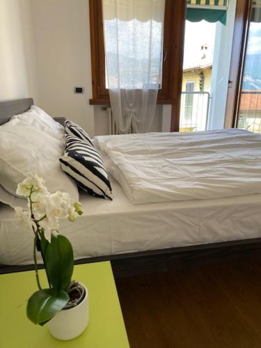 マルチェージネにあるAppartamento Prandiniのベッドルーム1室(ベッド1台付)、花瓶1本(テーブル上)