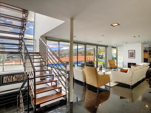 een woonkamer met een wenteltrap in een huis bij The White House - By LovelyStay in Funchal