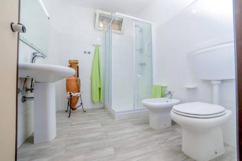 uma casa de banho com um WC, um lavatório e um chuveiro em Villa Odetta - appartamento Anfora em Torre Colimena