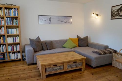 a living room with a couch and a coffee table at Ferienwohnung Paulo in Pfunds