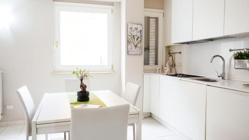 Köök või kööginurk majutusasutuses ApartHotel Le Sirene - FRIDA