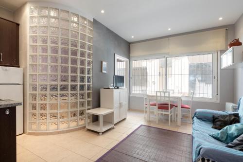a living room with a kitchen and a dining room at Hauzify I Apartament Subirats in Sant Feliu de Guíxols