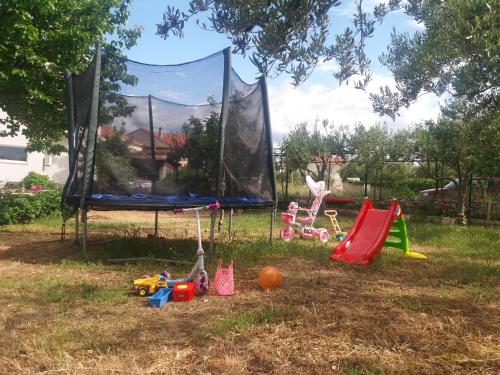 un groupe de jouets assis sur l'herbe dans une cour dans l'établissement Apartmani Kardum Brodarica, à Brodarica