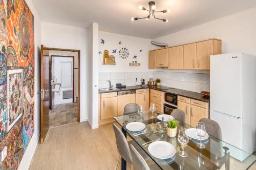 a kitchen with a table and chairs and a refrigerator at Casa do céu in Silves