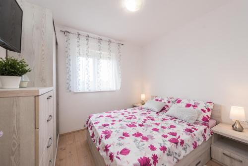 Postel nebo postele na pokoji v ubytování Zoran brand new modern apartments