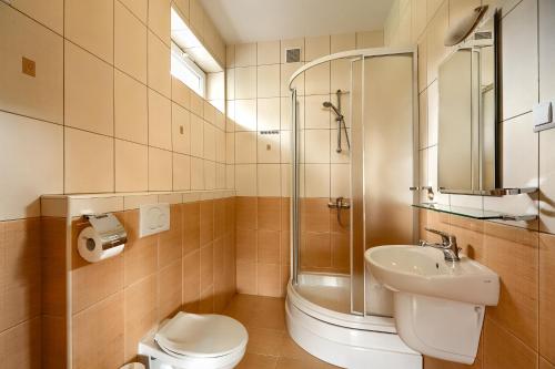 Kylpyhuone majoituspaikassa Sarenka