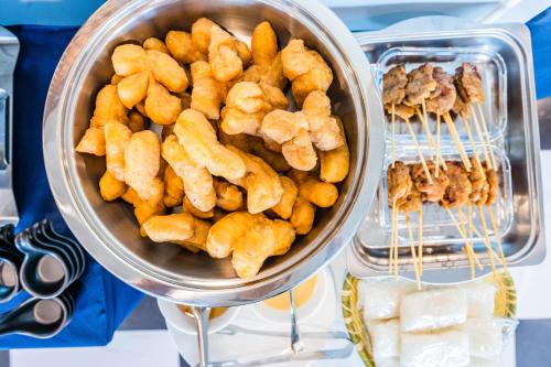 a pot of food sitting on top of a refrigerator at USABAI Riverside Boutique Hotel in Chanthaburi