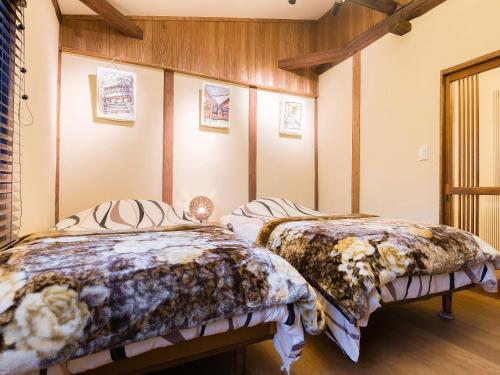 京都的住宿－寧靜之家度假屋，一间卧室,配有两张床