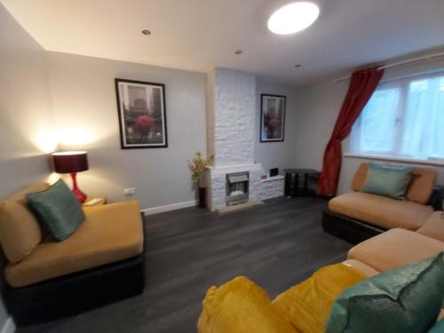Bakewell House - Huku Kwetu Notts -Spacious 3 Bedroom House - Suitable & Affordable Group Accommodation - Business Travellersにあるシーティングエリア