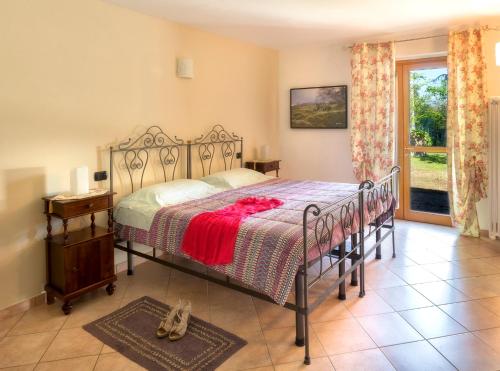 Schlafzimmer mit einem Bett, einem Tisch und einem Fenster in der Unterkunft Bed&Breakfast Il Frantoio in Misano Adriatico