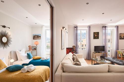 - un salon avec un lit et un canapé dans l'établissement Sunlight Properties - Marinette - Port area, 2 Bedrooms, sleep 6, sea view, à Nice