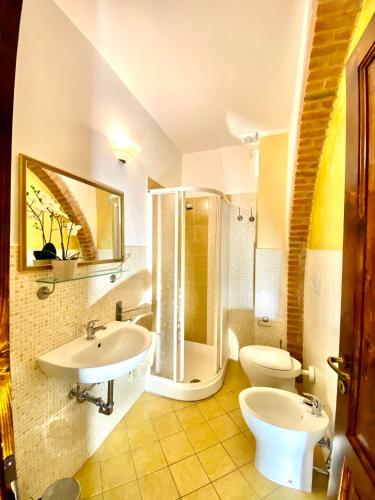 a bathroom with a sink and a toilet and a shower at Agriturismo L'Antica Quercia in Pomarance