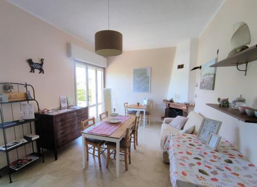 uma sala de estar com uma mesa e um sofá em La Mimosa Chic em Pietrasanta