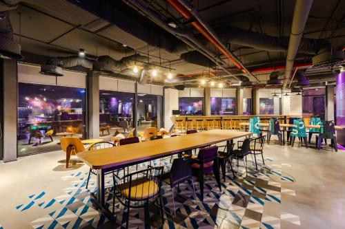 Bắc GiangTru by Hilton Bac Giang City Centre的一间有长桌和椅子的大餐厅