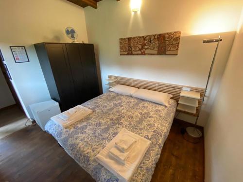 um pequeno quarto com uma cama e uma secretária em Alloggio Rurale em Terni