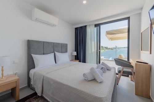 een hotelkamer met een bed met handdoeken erop bij Swans Luxury Homes in Kommeno