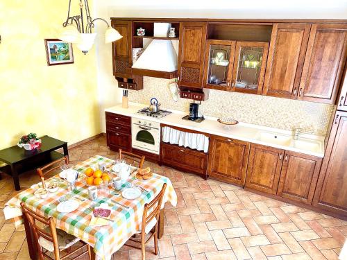 Kuchyň nebo kuchyňský kout v ubytování Agriturismo L'Antica Quercia