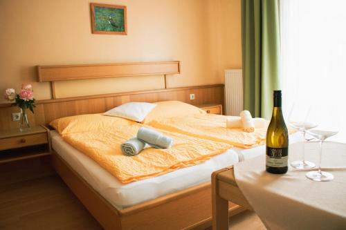 Postel nebo postele na pokoji v ubytování Weingut & Gästehaus Dombi Weiss